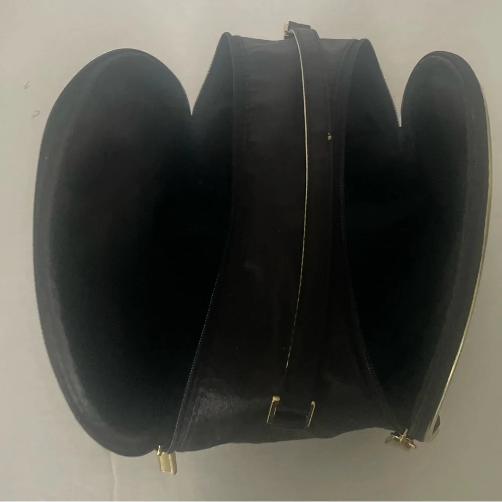 Dior Black and Gold Cosmetic Bag with Sophisticated Design - Picture 4 of 5